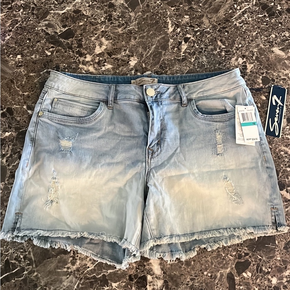 New Seven7 premium Jean whitewash shorts, size 16.
